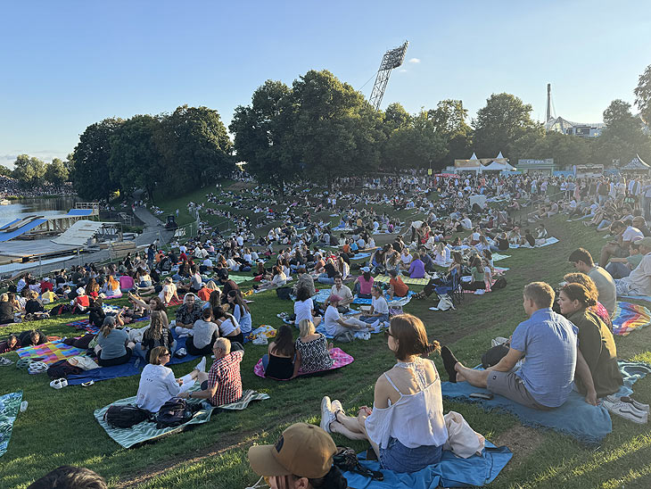 40.000 Fans am Olympiaberg und entlang des Ufers des Olympiasees beim Taylor Swift im Olympiastadion (©Foto: Martin Schmitz)
